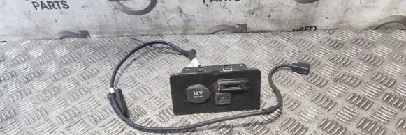 Mercedes-Benz CLS C218 X218 USB socket connector A21882611915 A2318270026
