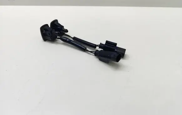 BMW 5 E60 E61 Windshield washer spray nozzle 7132969