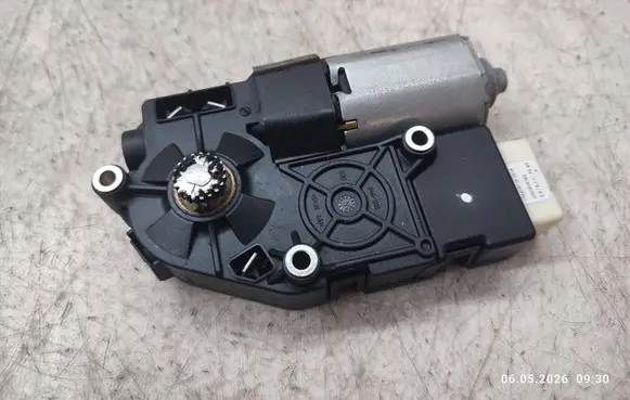 Mercedes-Benz E W212 Sunroof motor/actuator A2129066402