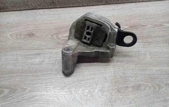 Volvo V70 Engine mount bracket