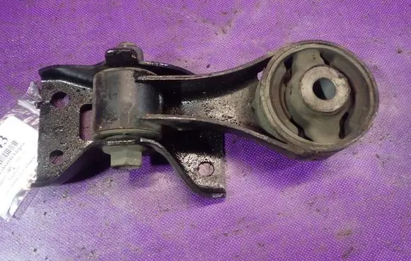 Peugeot 107 Gearbox mounting bracket 