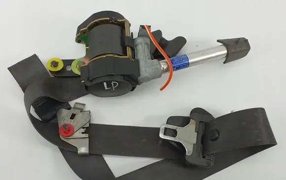 Volvo C70 Front seatbelt 8614524