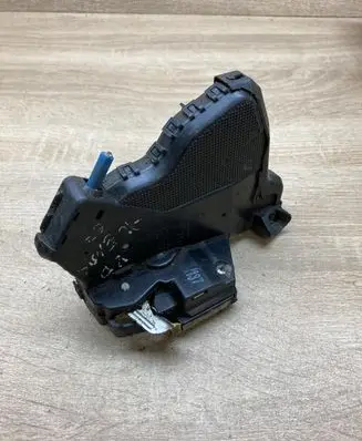 Toyota Avensis T250 Front door lock A046693 FRONTLEFTSIDE