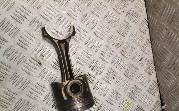 Volkswagen PASSAT B6 Piston 