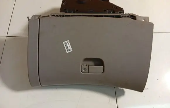 Mitsubishi Grandis Glove box 