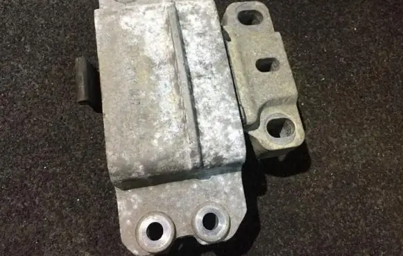Volkswagen Golf V Engine mount bracket 1k0199555