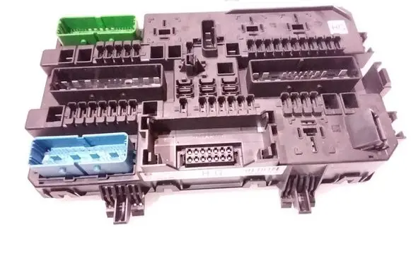 Opel Zafira B Fuse module 13206759