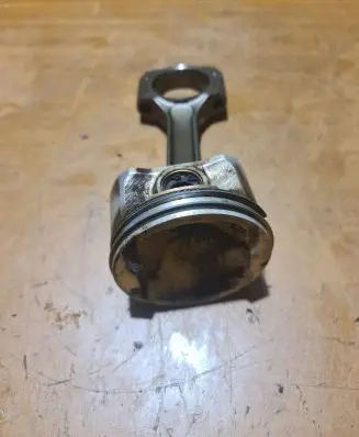 Nissan Qashqai Piston with connecting rod