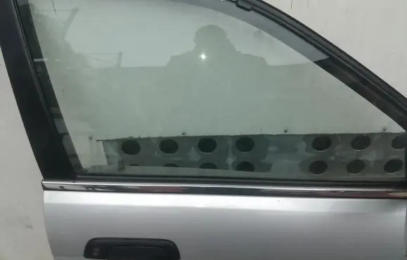 Suzuki Baleno EG Front door window glass four-door