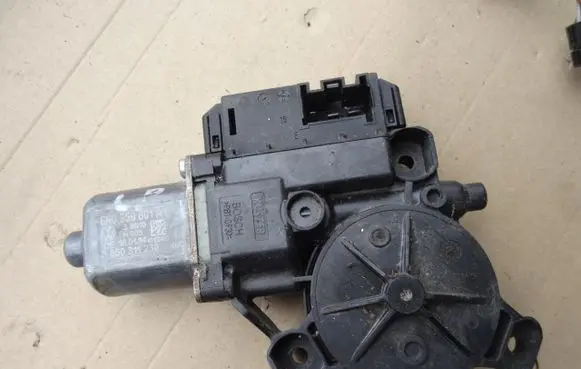 Volkswagen Polo V 6R Front door window regulator motor 6R0959801AT