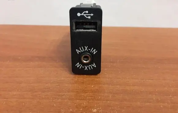 BMW X5 E70 AUX in-socket connector 8410923765301 9237653