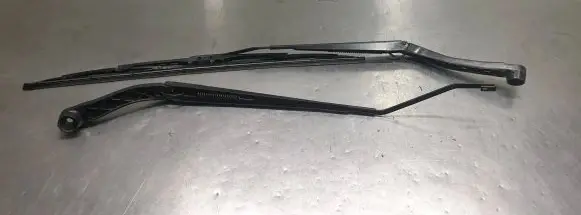 Opel Insignia A Front wiper blade arm 13227399