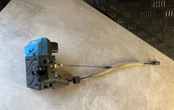 Volvo XC70 Front door lock
