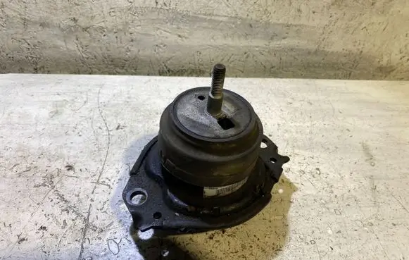 Jeep Grand Cherokee Engine mount bracket