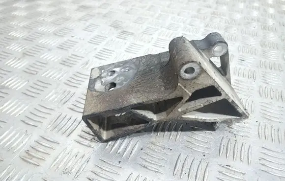 Volvo XC90 Engine mounting bracket