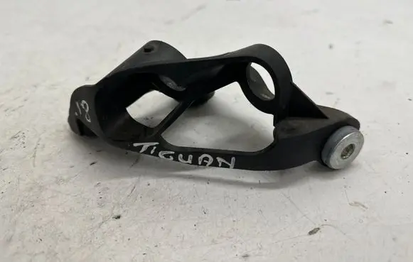 Volkswagen Tiguan Gear shift cable bracket 3Q0711789