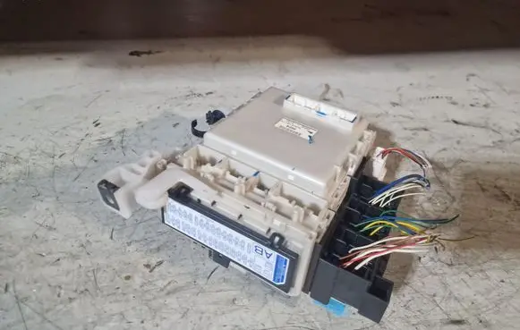 Toyota RAV 4 (XA30) Fuse module 8273042020