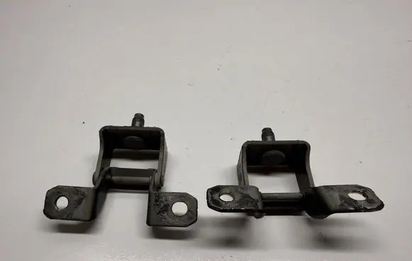 Nissan Juke I F15 Loading door lower hinge 