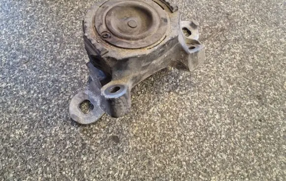 Volvo S40 Engine mount bracket