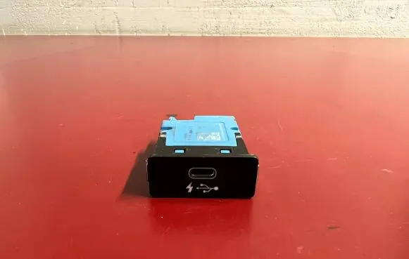 BMW X7 G07 USB socket connector 8711939 84108711939