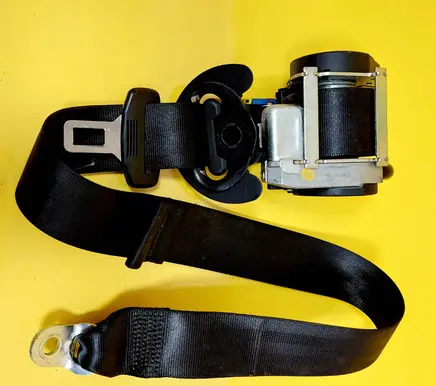 Volkswagen Golf V Front seatbelt 040554