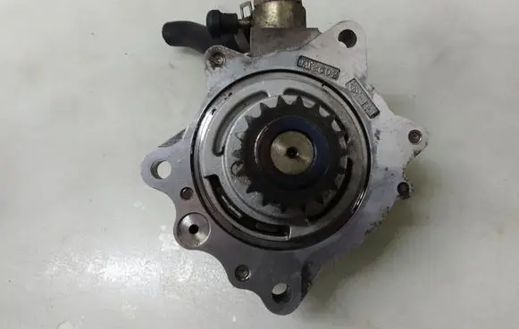 Nissan X-Trail T30 Vacuum pump A40402 14650AD200