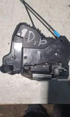Toyota Auris E180 Front door lock A084219