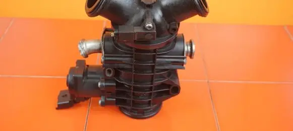 Land Rover Discovery 3 - LR3 Throttle body valve 4S7Q9L444CK 12MB37