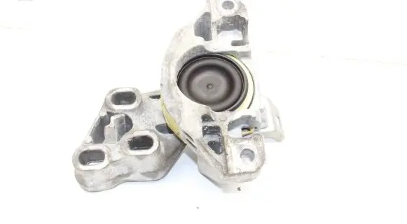 Infiniti Q30 Engine mount bracket