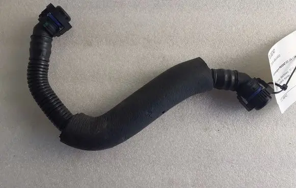 Volkswagen PASSAT CC Breather hose/pipe 06J103221A