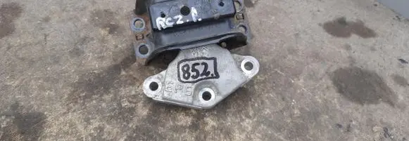 Engine mount vacuum valve