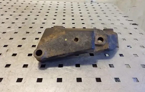 Toyota RAV 4 (XA20) Engine mounting bracket