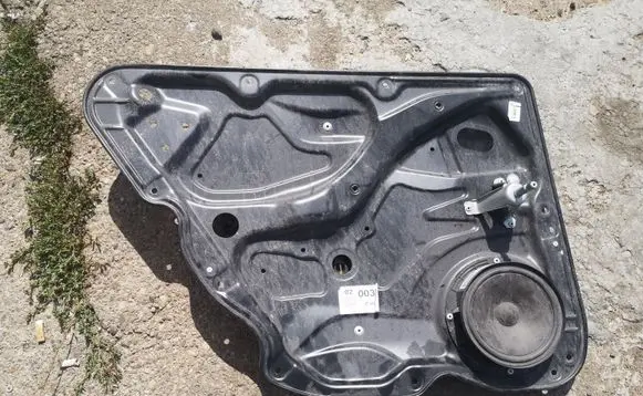 Rear door manual window regulator