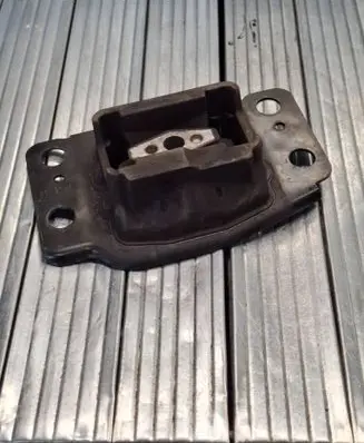 Ford Fusion II Engine mount bracket DG937M121EA