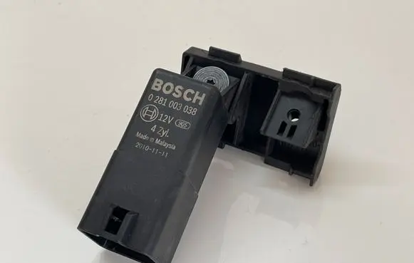 Volkswagen Golf VI Glow plug pre-heat relay 0281003038 038907281D