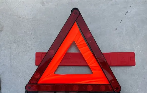 Volkswagen PASSAT B7 Emergency warning sign 8D9860251B