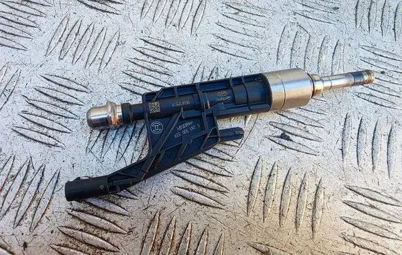 BMW 2 F22 F23 Fuel injector 7639990 13537639990 0261500539