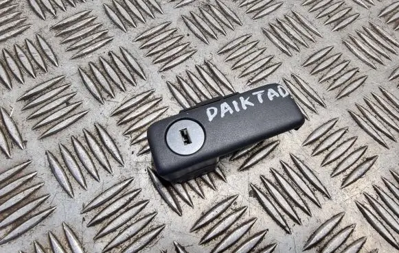 Toyota Avensis T250 Glove box lock 5556335010