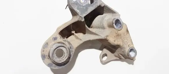 Volkswagen PASSAT B5 Engine mounting bracket 8d0199352h