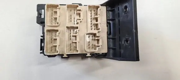 Toyota Avensis T250 Fuse module 8273405030