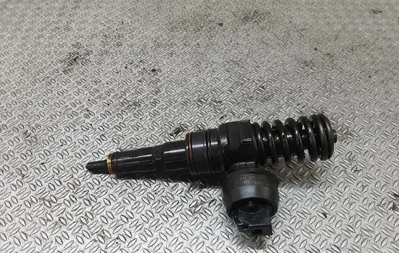 Volkswagen Golf IV Fuel injector 038130073AJ
