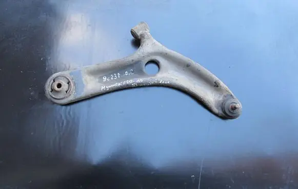 Hyundai i20 (PB PBT) Front lower control arm/wishbone 545011J500