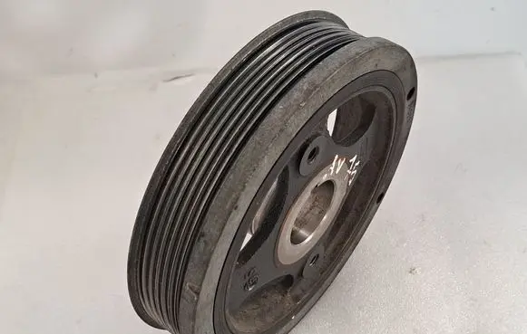 Toyota Avensis T270 Crankshaft pulley 134080R030