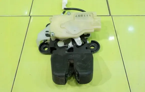 Honda Insight Tailgate exterior lock 111208