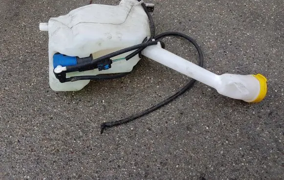 Renault Twingo III Windshield washer fluid reservoir/tank