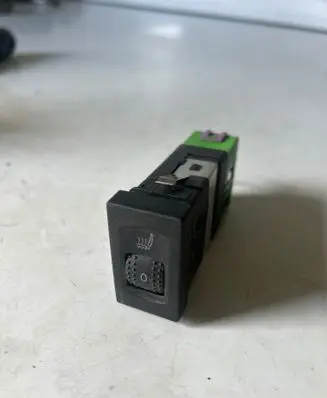 Volkswagen PASSAT B5.5 Seat heating switch 3B0963563C 2524 PA6GF30