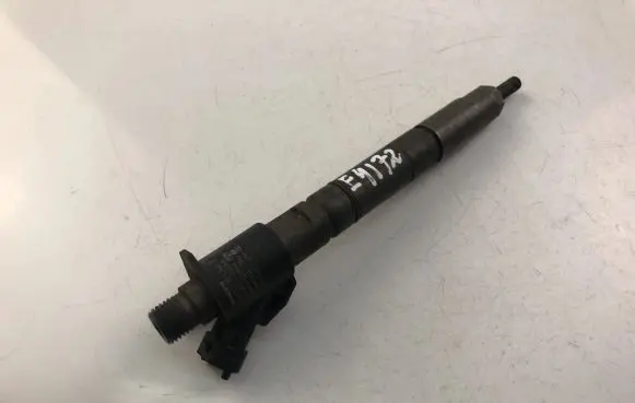 Volvo V70 Fuel injector 31303238