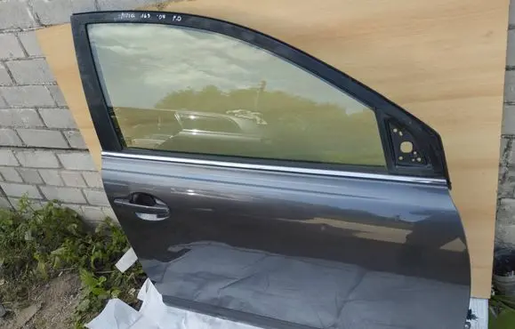 Toyota Avensis T250 Front door