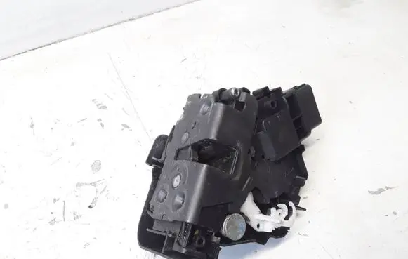Volvo V50 Front door lock 30799302