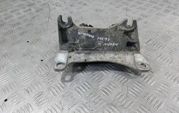 Engine mount vacuum valve